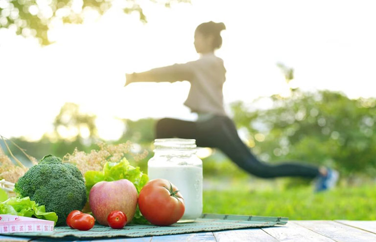 Tập thể dục đều đặn và ăn một chế độ ăn uống kháng viêm