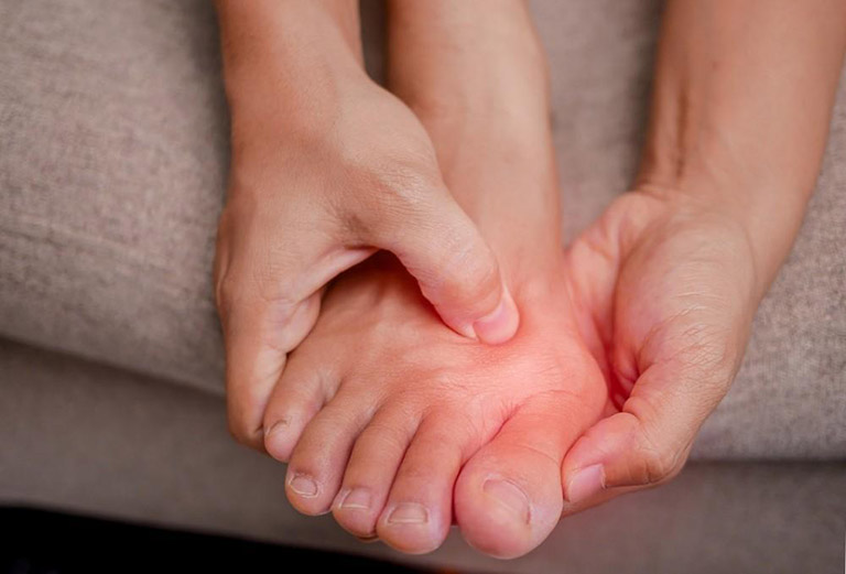 Viêm khớp gây đau và nhức các ngón chân