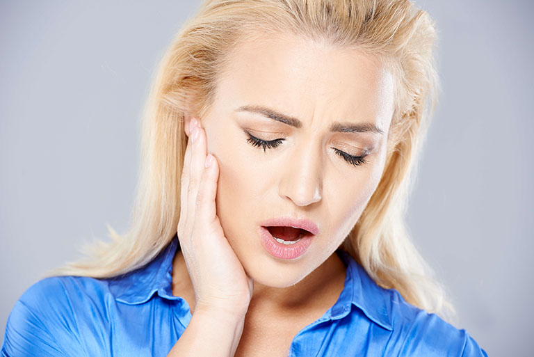 Viêm dẫn đến đau ở một hoặc cả hai bên khớp thái dương hàm