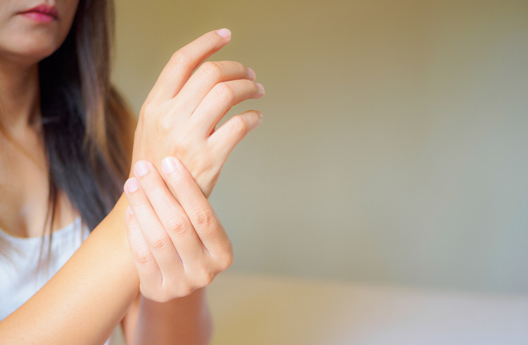 Viêm gân cổ tay gây đau nhức, cứng, sưng gốc ngón tay hoặc quanh cổ tay