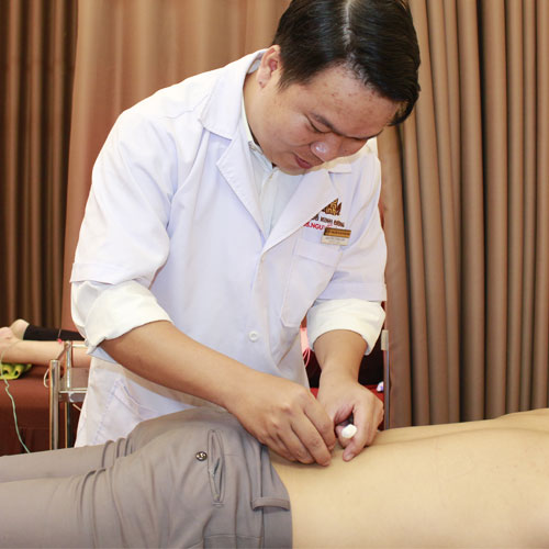 Lương y Nguyễn Tùng Lâm - PGĐ chuyên môn nhà thuốc Đỗ Minh Đường châm cứu cho bệnh nhân